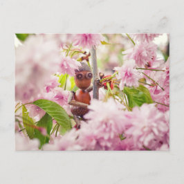 Elf de maíz en la postal del árbol sakura florecie