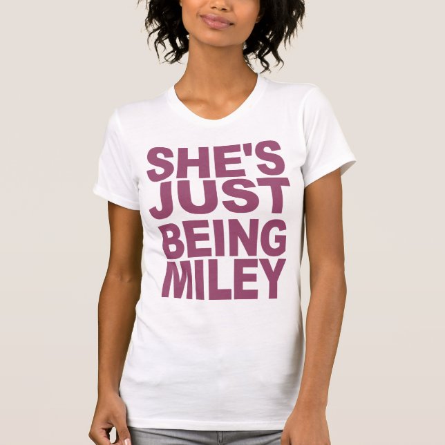 Ella apenas está siendo camiseta de Miley (Anverso)