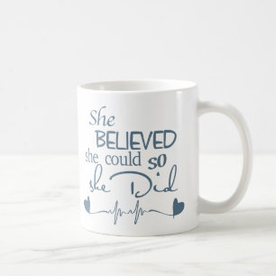 Ella creyó la taza GreyBlue en blanco