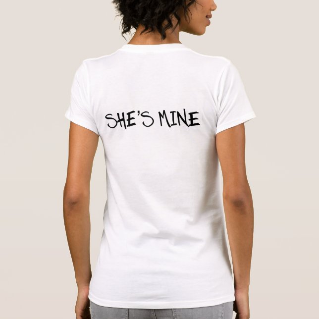 ELLA ES MÍA. SOY DE ELLA. Camisetas BODAS LESBIANO (Reverso)