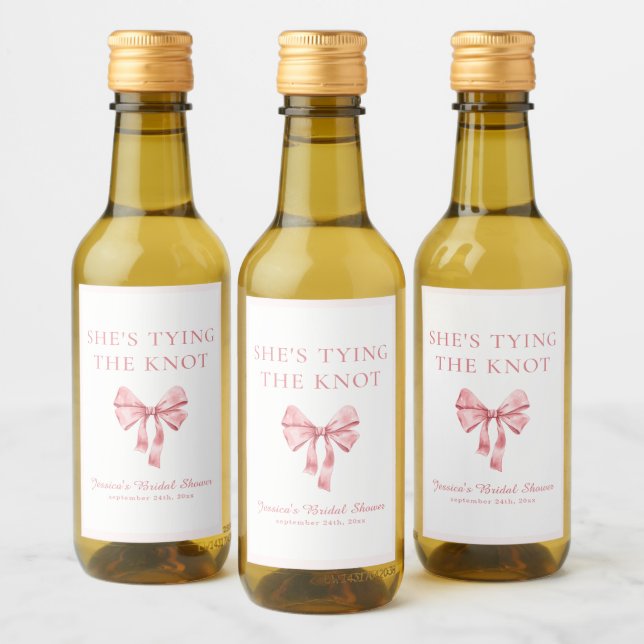 Ella está atando la ducha suave de coqueta rosa su (Botellas)