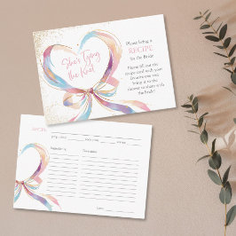 Ella está atando la tarjeta de receta de carne ros