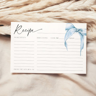 Ella está atando la tarjeta de receta de Knot Blue