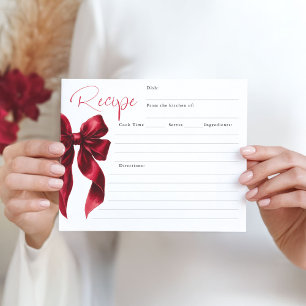 Ella está atando la tarjeta de receta de la novia