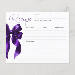 Ella está atando la tarjeta de receta para novias 