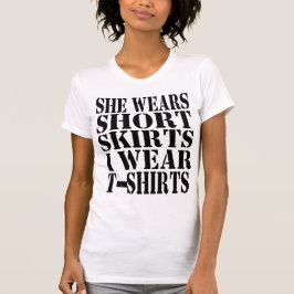 ella lleva faldas cortas que llevo a los camisetas