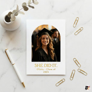 Ella Lo Hizo Anuncio de Graduación con Arco de Oro