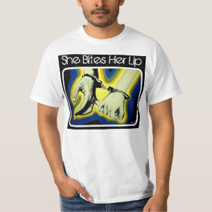 "Ella muerde camisa del valor de su labio"