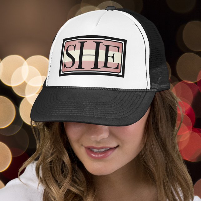 Ella pronuncia un sombrero camionero transgénero (Subido por el creador)