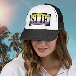 Ella pronuncia un sombrero de camionero femenino n