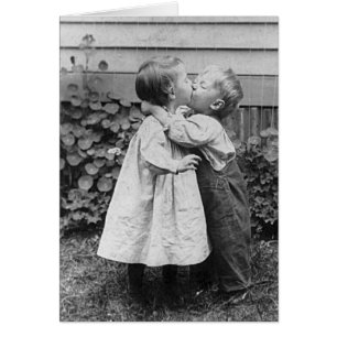 Ella recibe el centavo, él recibe el beso