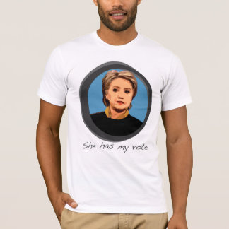 Ella tiene mi camisa de Hillary Clinton del voto