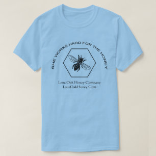 Ella trabaja difícilmente para la camiseta de la