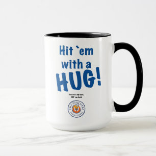 ¡Em del ` del golpe con un ABRAZO! taza