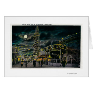 Embarcadero del parque del océano en la noche del