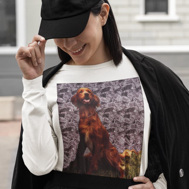 Emblemador irlandés y camiseta con hormigón estamp (Irish Setter and Patterned Concrete Wall T-shirt)