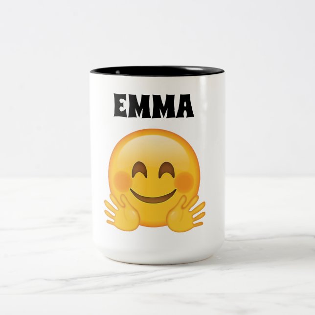 Emma personalizó la taza de café de la emoji (Centro)