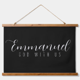 Emmanuel Dios con el tapiz colgante de pergamino d