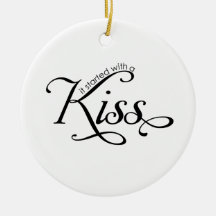 Empezó con un beso en adorno navideño