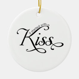 Empezó con un beso en adorno navideño