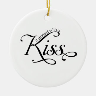 Empezó con un beso en adorno navideño