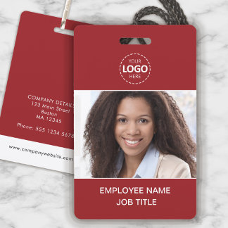 Empleado de envío de fotos y logotipos con tarjeta