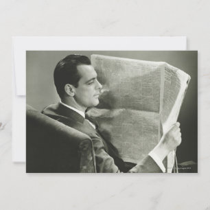 Empresario leyendo el periódico