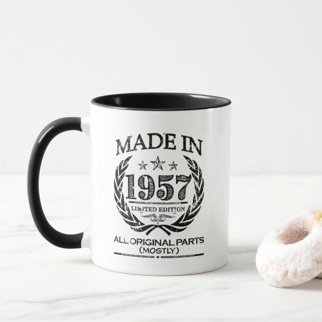 En 1957 - 60.a taza divertida hecha del cumpleaños (Con donut)