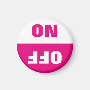 En de los imanes funcionando del refrigerador de