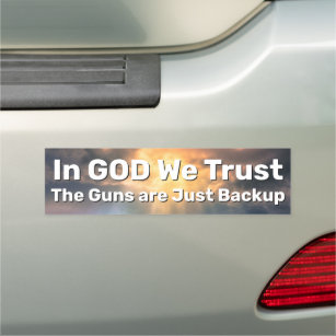 En Dios confiamos en el imán del auto