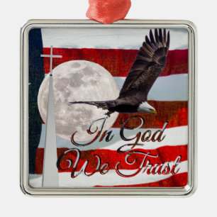 En Dios confiamos en el ornamento cuadrado Premium