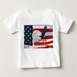 En Dios confiamos en la camiseta de los niños