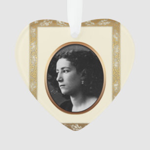 En el ornamento conmemorativo 1 de la foto de