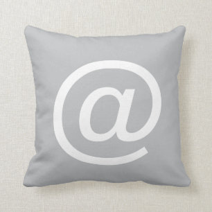 @ (en el signo) almohada del botón, gris y blanco