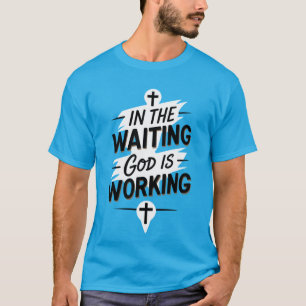 En espera, Dios está trabajando en camiseta cristi