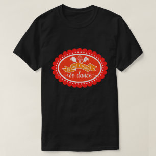 En Esta Cocina Bailamos - Camiseta De Humor De Coc