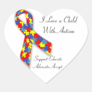 En Forma De Corazón Amo a un niño con el pegatina del autismo