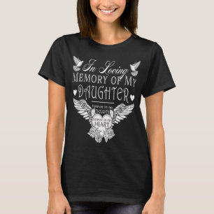 En la camiseta conmemorativa de la hija en memoria