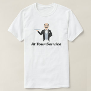 En la camiseta del mayordomo de servicio