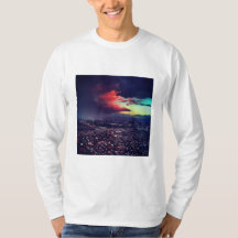 En la camiseta larga de la manga de la tormenta