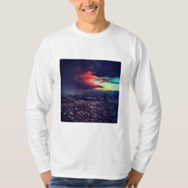 En la camiseta larga de la manga de la tormenta