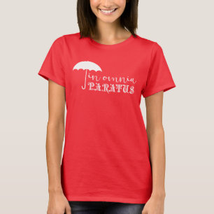 En la camiseta roja básica de Omnia Paratus