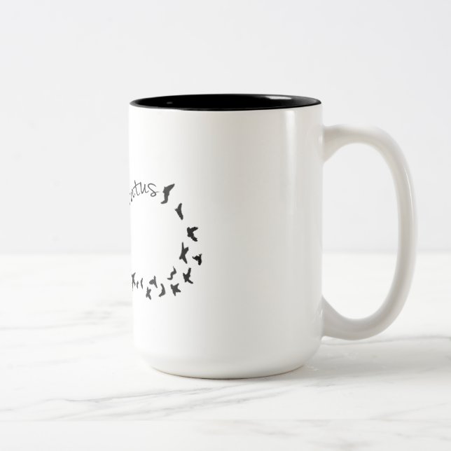 En la taza de Omnia Paratus (Derecha)