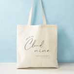 En las bolsas de favoritos de fin de semana de Bac<br><div class="desc">Novia Está En La Nube Nueve Bachelorette Favor Tote Bags</div>
