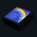 En memoria arcoiris bebé caja de tocador azul<br><div class="desc">Caja de recuerdos sensoriales para un bebé especial tomado demasiado pronto por aborto espontáneo, parto muerto, muerte neonatal o pérdida del bebé. Personaliza con tu propio nombre de bebé y fechas de nacimiento. Un poema dulce dice Nuestro dulce bebé Riley de nacimiento celestial, eras demasiado hermoso para estar en la...</div>