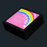 En memoria arcoiris bebé niña caja de sake rosa<br><div class="desc">Caja de recuerdos sensoriales para una bebé especial tomada demasiado pronto por aborto espontáneo, parto muerto, muerte neonatal o pérdida del bebé. Personaliza con tu propio nombre de bebé y fechas de nacimiento. Un poema dulce dice Nuestra dulce pequeña Angela de nacimiento celestial, eras demasiado hermosa para estar en la...</div>
