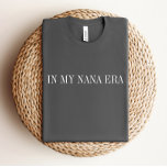 En mi camiseta de la era de Nana<br><div class="desc">¡Siempre agregamos nuevos diseños semanalmente!</div>