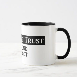 "En niebla confiamos en" - la taza B&W del