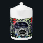 En tu día de bodas, tetera de porcelana<br><div class="desc">Hermosa tetera de diseño única que también está disponible con tartas a juego. Hace un gran regalo boda para una pareja encantadora. Esta tetera de porcelana tiene una imagen de una tetera de vidrio con el texto "En tu día de bodas tetera" escrito en blanco y negro.</div>
