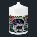 En tu día de bodas, tetera de porcelana<br><div class="desc">Hermosa tetera de diseño única que también está disponible con tartas a juego. Hace un gran regalo boda para una pareja encantadora. Esta tetera de porcelana tiene una imagen de una tetera de vidrio con el texto "En tu día de bodas tetera" escrito en blanco y negro.</div>